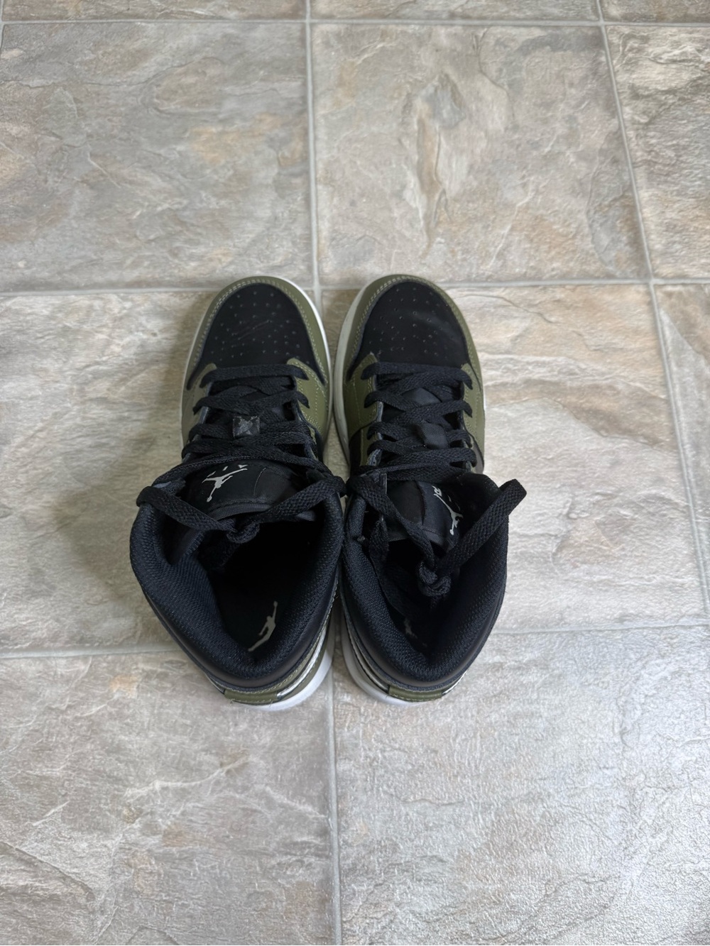 Air Jordan 1 Mid Medium Olive GS Shoe Size 5Y Green DQ8423-092 Preowned - Picture 5 of 8